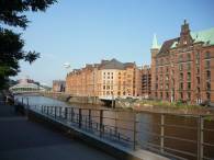 ... vorbei an der Speicherstadt ...