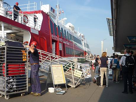 Es geht los: Der Katamaran wird startklar gemacht ...