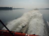 Die Gase werden reingeschoben: Mit ca. 70 km/h Spitze auf See