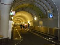 Der Eingang zum alten Elbtunnel ...