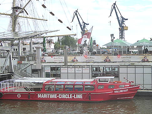 Geschftiges Treiben am Hafen ...