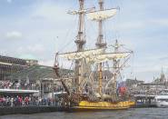 Die Menschenmassen sammeln sich berall ...