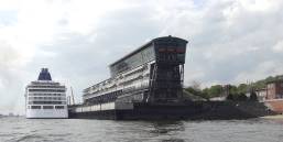 Die EUROPA 2 immer noch am Cruise Center Altona ...