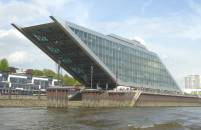 Brogebude Dockland: Bei Nebel mit Schiff zu verwechseln ..?