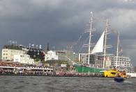 Auch die RICKMER RICKMERS gut gefllt ...