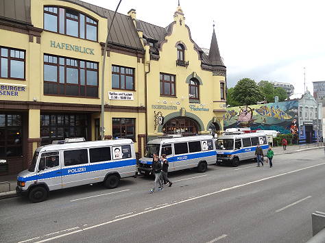 Ausreichender Polizeischutz: Unser Abendessen ist gesichert!
