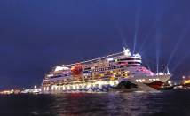 Majesttische Ankunft: Die AIDAbella naht ...