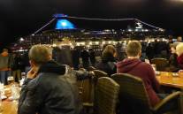 Lange sitzt man noch an den Landungsbrcken ...