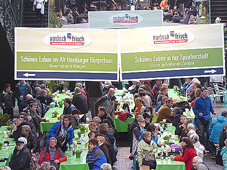 ... in die proppenvolle Fischauktionshalle ...