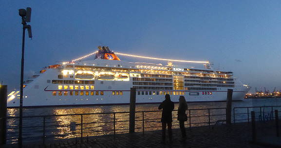 Die EUROPA 2 auf dem Weg zum Cruise Center ...