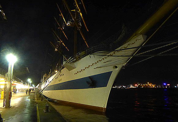 Die MIR wirkt im Dunkeln fast noch grer ...