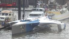 Im Sporthafen: Der 35 Meter lange Trimaran ...