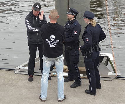 Auch die Polizei zeigt sich interessiert ...