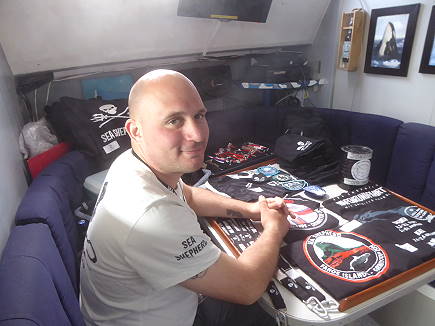 ... oder vielleicht noch ein Fan-Souvenir gefragt? Wir nehmen einen Aufkleber mit fr den Explorer ...