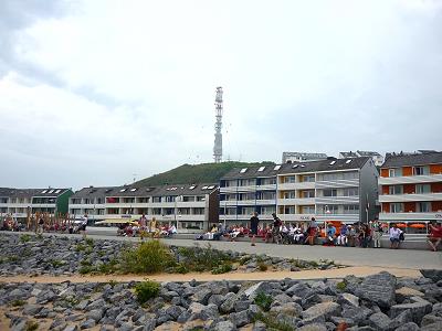 ... wenigstens hier ein paar Bänke ... ... wenigstens hier ein paar Bänke ...