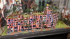 Auch hier können sich die Besucher kaum sattsehen ... Auch hier können sich die Besucher kaum sattsehen ...