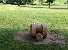 Naturspielplatz mit Kletterger�ten aus Holz wie diese Schnecke