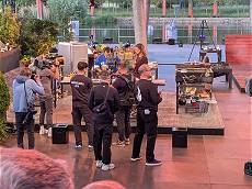 Alle schauen zu und einer arbeitet ... Alle schauen zu und einer arbeitet ...