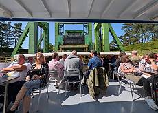 An Bord haben sich alle vom Absenkabenteuer erholt ... An Bord haben sich alle vom Absenkabenteuer erholt ...