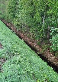 Tiefer Graben am Rand ...