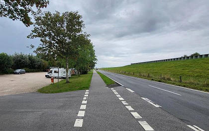 Kilometerlange hohe Deiche ...