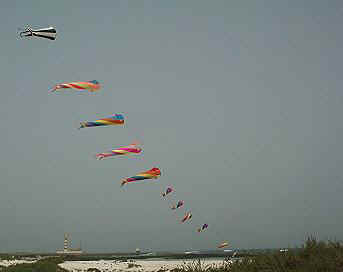 ... und auch ganze Ketten von Windturbinen an der Drachenleine schmcken den Drachen
