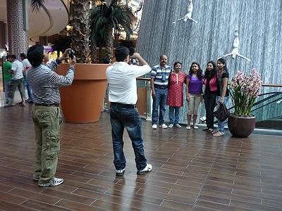 Beliebtes Fotomotiv: Der Wasserfall in der Mall ...