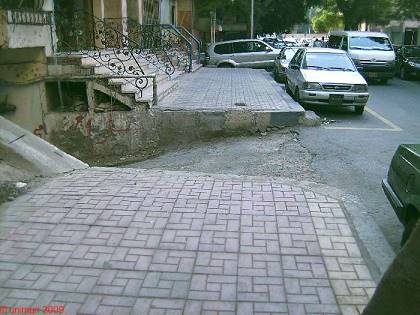 Tiefgaragenabfahrt an der Bordsteinkante ...