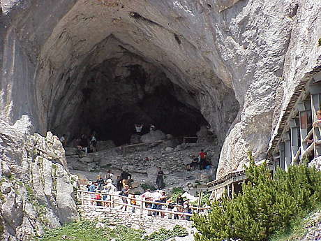 Touristenansammlung am Hhleneingang ...