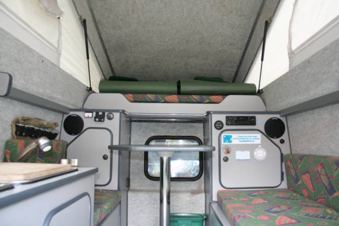 Ausreichend Platz im Alkoven auch bei zugeklapptem Dach ...