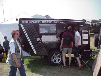 Schwarz, breit, stark auf der "Abenteuer Allrad" 2003  ...