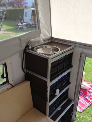 Regal rechts: Edelstahlwaschbecken und unten ein Porta Potti ...