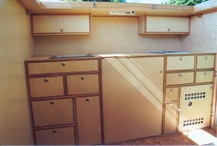 Küchenzeile mit allem, was man braucht: Links die Spüle, rechts Kochstelle und Kühlschrank ...