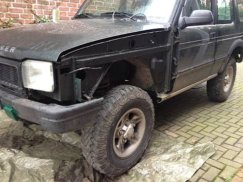 Dann die vorderen Kotflgel abgebaut und einige Lcher gestopft ...