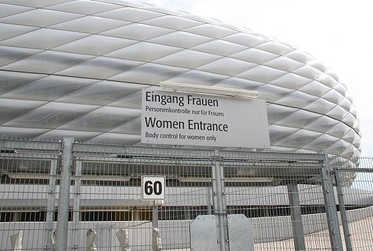 Ernst gemeint: Frauen drfen nur hier rein ..!