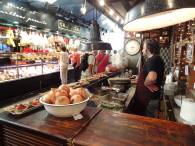 Der Crepes Koch wartet auf Kunden ...