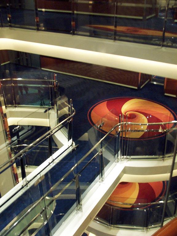 Mit den glsernen Aufzgen unterwegs an Bord ...