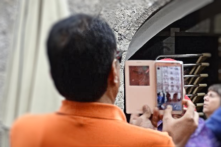 ... immer griffbereit: Das Smartphone ...