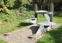 (14) Christoph Lissy: Figur mit eingeschlossenen Steinstcken (1988)