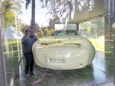 Besucherin beim "Fat Car"