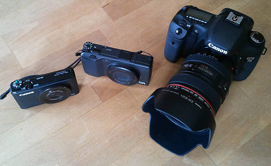 Ricoh (Mitte) neben Canon S 110 (links) und Canon EOS 7D (rechts)