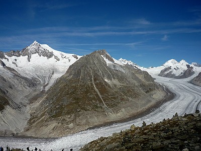 Der Aletschgletscher mit seinen berühmten Bergen ...
