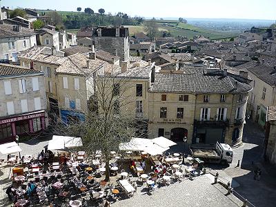 Blick ber St. Emilion ...