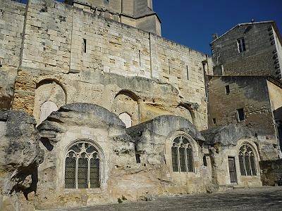 Die Basis des gewaltigen Turms von 133 m...