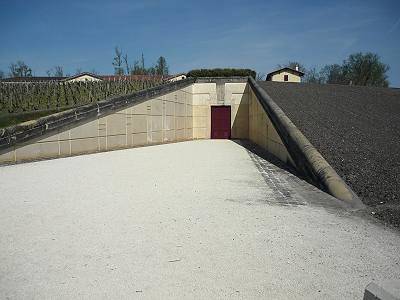 Futuristische Kellereinfahrt ... romantisches Schloss: Chteau Lafite Rothschild