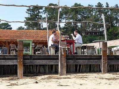 Austern schlrfen mit Blick auf das Bassin d'Arcachon ...