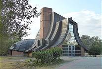 Eindrucksvolles, aber unbenutztes Gebude auf dem Hafengelnde