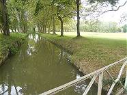 Der Wassergraben fasst das achteckige Gelnde ein