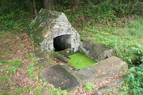 Geheimnisvoller alter Brunnen ...