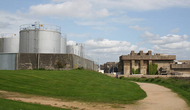 ... und Blick zurck zum U-Boot-Sttzpunkt ...